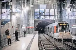  ??  ?? Fahrgäste, die an der Schadowstr­aße auf die Bahn warten, können die Spuren von Bekannten sehen, die oben über den Platz an der Station laufen.