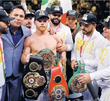  ?? FOTOS: AP ?? > Canelo Álvarez es portador de los cinturones medianos del CMB, AMB y FIB.