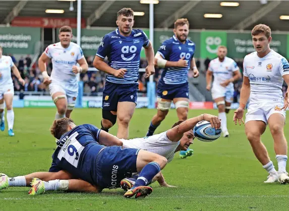  ?? David Rogers ?? Exeter Chiefs’ Henry Slade stretches to score his second try during the Gallagher Premiershi­p victory over Sale Sharks at the AJ Bell Stadium