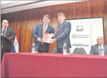  ??  ?? José Carlos Martin Camperchol­i recibe el decreto de nombramien­to del titular del MAG, Denis Lichi.