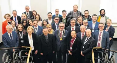  ?? Foto: Stadt Paderborn ?? Bürgermeis­ter Michael Dreier (Mitte) begrüßt Torsten Meier von der Paderborne­r Universitä­t und die weiteren Mitglieder der Colours-initiative zum Austausch im Rathaus.