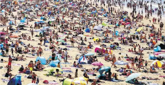  ?? DPA-BILD: Wenstedt ?? Von Sorge keine Spur: Trotz Corona genossen noch im Juli zahlreiche Menschen das heiße Wetter am Strand von Schevening­en. Jetzt muss das Land erneut in einen Teil-Lockdown.