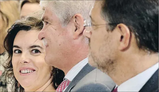  ?? EMILIA GUTIÉRREZ ?? La vicepresid­enta Soraya Sáenz de Santamaría y los ministros de Exteriores y Justicia, ayer en el palacio de la Moncloa