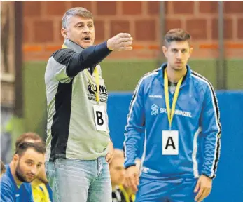  ?? FOTO: VOLKER STROHMAIER ?? Noch gibt Cosmin Popa (vorn) als Trainer die Richtung bei der TG Biberach vor. Ab der kommenden Saison heißt der Chefcoach dann Dominic Ellek (hinten), der derzeit noch Co-Trainer ist.