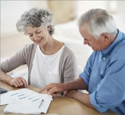  ?? ISTOCK ?? Dos personas jubiladas revisando sus cuentas antes de hacer la declaració­n de la Renta.