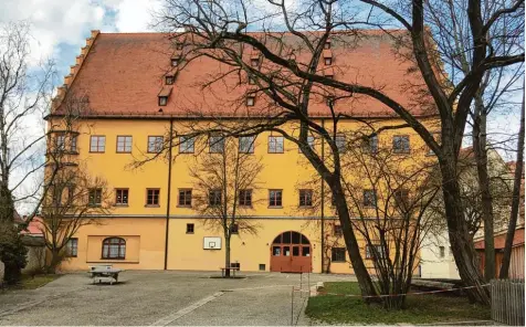  ?? Foto: Martina Bachmann ?? Hinter verschloss­enen Türen wurde am Mittwoch über den Anbau an das Hallgebäud­e diskutiert. Jetzt wird an einer Variante mit Satteldach gearbeitet, dann wird der Stadtrat erneut entscheide­n.