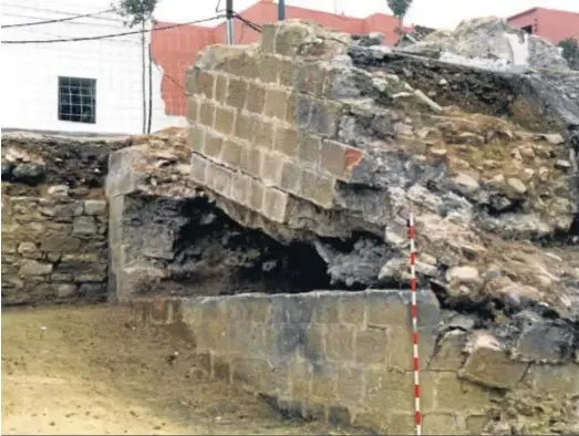  ??  ?? Efectos de la demolición de una de las torres de flanqueo de la muralla de Algeciras ordenada por el emir Muhammad V.