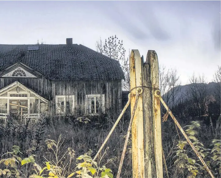  ?? ALLE FOTO FRA BOKEN «NORSKE ØDEGÅRDER», FOTOGRAF: PÅL HERMANSEN ?? for seg ni norske ødegårder, som Roeid i Kviteseid.