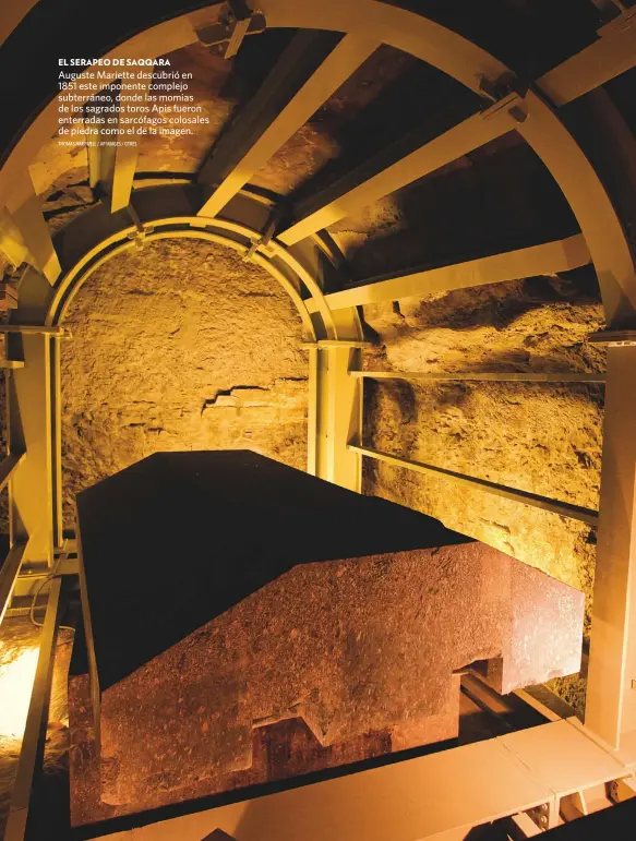  ?? THOMAS HARTWELL / AP IMAGES / GTRES ?? EL SERAPEO DE SAQQARA
Auguste Mariette descubrió en 1851 este imponente complejo subterráne­o, donde las momias de los sagrados toros Apis fueron enterradas en sarcófagos colosales de piedra como el de la imagen.