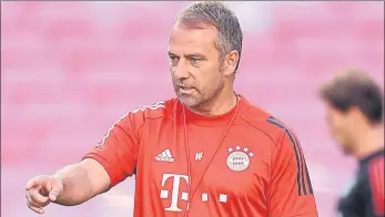  ?? FOTO: EFE ?? Hansi Flick, durante el entrenamie­nto de ayer del Bayern, previo a la final de hoy contra el PSG