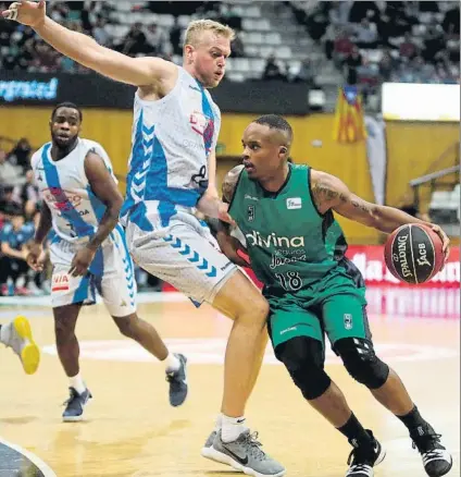  ?? FOTO: EFE ?? Clark defiende con las piernas a Wayns mientras Chery sigue la jugada al fondo en un ataque del Joventut ayer en el Olímpic