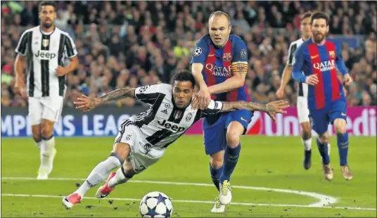  ??  ?? SUEÑO ‘BIANCONERO’. Dani Alves, ahora en las filas de la Juventus, podría convencer a Iniesta para que fichase por la ‘Vecchia Signora’.