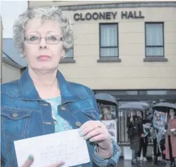  ??  ?? Louise Nash handing in a letter of protest at Clooney Hall