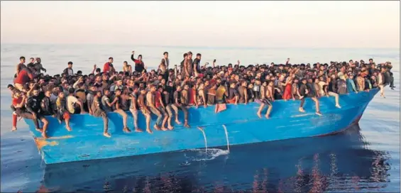  ?? / CONCETTA RIZZO (EPA) ?? La barcaza, ayer en el litoral de la isla italiana de Lampedusa.