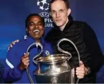  ?? FOTO TWITTER ?? Vinay Menon bij Chelsea met coach Thomas Tuchel.