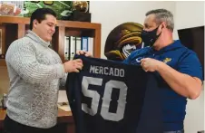  ??  ?? Mauricio Balderrama de su jersey le da la bienvenida a Mercado y le hace entrega