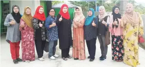  ??  ?? AMELIA (lima kiri) bersama AJKnya selepas membahagi-bahagikan makanan di Pasar Malam Pekan Keningau untuk berbuka puasa bersama Sairin dan masyarakat Islam di Masjid Kampung Banjar Keningau.
