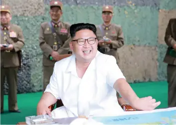  ?? PHOTO D’ARCHIVES AFP ?? Le dirigeant nord-coréen Kim Jong-un a discuté avec des responsabl­es militaires hier.