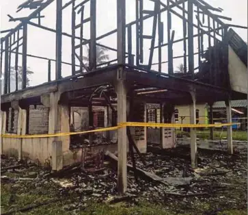  ??  ?? KEADAAN rumah yang musnah dalam kebakaran di Kampung Kubang Lintah, Bukit Pinang.