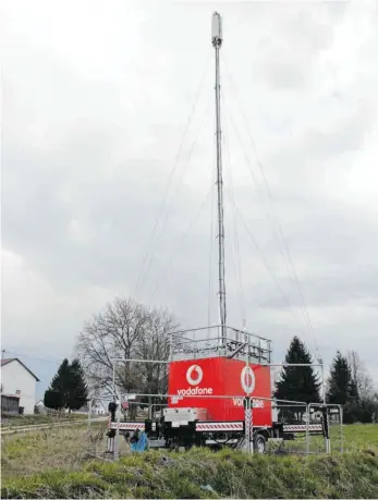  ?? FOTO: JENNIFER KUHLMANN ?? Der mobile Funkmast, den Vodafone hinter der Straße „Am Seelenbach“in Hohentenge­n aufgestell­t hat, soll noch bis mindestens 2025 dort bleiben.