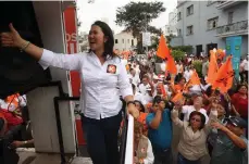  ?? /ARCHIVO ?? La líder del partido Fuerza Popular, Keiko Fujimori, saluda a sus simpatizan­tes.