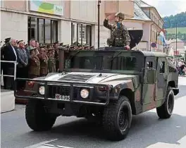  ??  ?? Mit einer Militärpar­ade in der Rue de Stavelot fand die Feierstund­e ihren Abschluss.