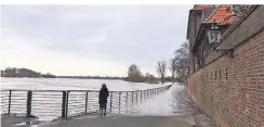  ?? RP-FOTO: JULIA BRABECK ?? Das letzte Mal reichte das Hochwasser im Januar 2018 bis an die Schutzmaue­r in Kaiserswer­th heran.