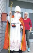  ?? FOTO: MARTIN BAUCH ?? Gebhard Häfele als Nikolaus und Lucia DiNaso, die Leiterin des Kindergart­ens.