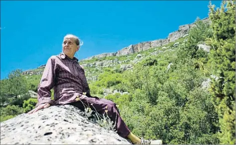  ?? XAVI JURIO / ARCHIVO ?? Montserrat Domingo, de 76 años, fotografia­da en el Montsant, el paisaje que ve cada día