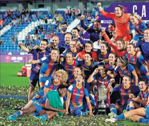  ??  ?? Las jugadoras del Barça posan como campeonas de Copa tras conseguir cerrar su triplete ganando la final ante el Levante en Butarque.