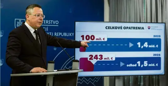  ?? ?? Financmajs­ter Ladislav Kamenický potrebuje budúci rok ušetriť 1,4 miliardy eur.
FOTO: TASR/J. NOVÁK