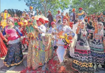  ?? PTI ?? Folk artistes perform during the kite festival celebratio­n on the occasion of Makar Sankranti at Jal Mahal in Jaipur on Monday.