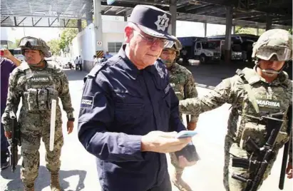 ??  ?? CAPTURADO. Integrante­s de la Marina detienen a Max Sedano Román, titular de Seguridad Municipal de Acapulco.