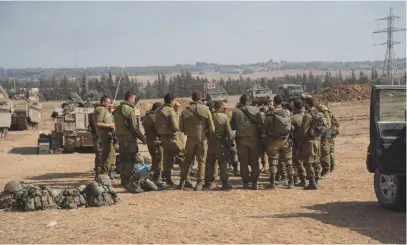  ?? (IDF Spokespers­on’s Office) ?? RESERVISTS RECEIVE training upon enlistment last week.