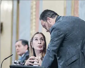  ?? DANI DUCH ?? Ana Pastor, con Antonio Hernando, ayer en el pleno del Congreso