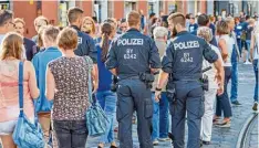  ??  ?? Ein gewohntes Bild bei den Augsburger Sommernäch­ten: Polizeibea­mte mischten sich unter das Partyvolk.