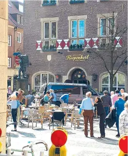  ??  ?? Schockiert­e Passanten kurz nach der Amokfahrt eines Deutschen in Münster. Trauernde stellten die Frage nach dem Warum.