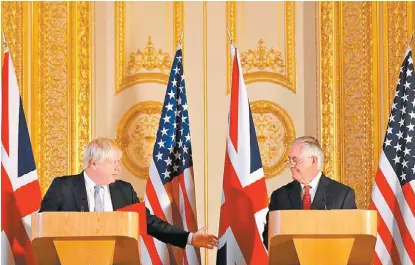  ?? HANNAH MCKAY/REUTERS ?? El canciller británico, Boris Johnson, con el secretario de Estado de EU, Rex Tillerson, ayer en Londres.