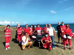  ??  ?? Alcuni dei 200 volontari della Croce Rossa durante il lavoro in spiaggia