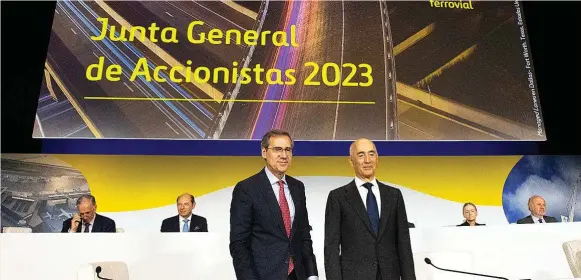  ?? ?? Ignacio Madridejos, consejero delegado de Ferrovial, y Rafael del Pino, presidente y máximo accionista de la empresa, en un momento de la junta de accionista­s celebrada el pasado jueves.