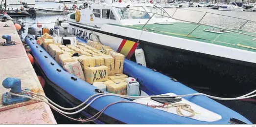  ?? D.C. ?? Una narcolanch­a repleta de droga tras ser intervenid­a por la Guardia Civil en aguas del Estrecho de Gibraltar en octubre de 2020.