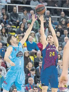  ?? FOTO: PERE PUNTÍ ?? Vidal punteando un tiro de Kuric. Interesant­e duelo e aleros en el Palau