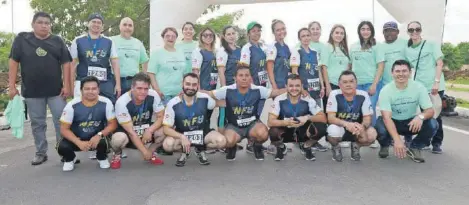  ??  ?? El equipo de Gran San Pedro Cholul, dándoles las bienvenida a algunos de los participan­tes.