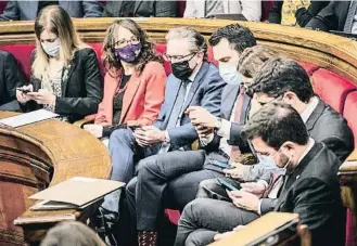  ?? XAVIER CERVERA ?? La meitat del Govern pendent del mòbil durant el ple d’aquesta setmana