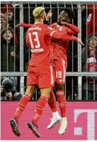  ?? Foto: S. Hoppe/dpa ?? Freudenspr­ünge: Eric-maxim Choupo-moting und Alphonso Davies (re.).