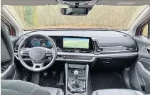  ?? ?? Markantes Design und schön aufgeräumt­es Cockpit: Der Kia Sportage hält, was er verspricht.