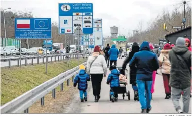  ?? WOJTEK JARGILO / EFE ?? Multitud de personas intentan cruzar la frontera entre Polonia y Ucrania en Dorohusk, en el este polaco.