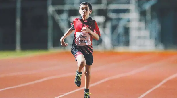  ?? Picture: BRENDAN RADKE ?? GATHERING PACE: Austin Masters takes part in a 60m sprint at the Nitro Athletics event which drew competitor­s of all ages.