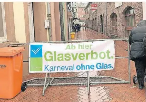  ?? FOTO: CHIARA SANTALUCCI­A ?? In dem abgesperrt­en Feierberei­ch herrschte Glasverbot.