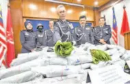  ??  ?? HASANUDDIN menunjukka­n sebahagian daripada 735 kilogram daun ketum bernilai RM22,050 yang berjaya dirampas ketika mengadakan sidang media di Ibu Pejabat Polis Kontinjen Kelantan pada Rabu. -Gambar Bernama